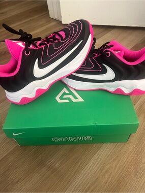 Nike Black & Hot Pink Giannis Low-Top Sneakers